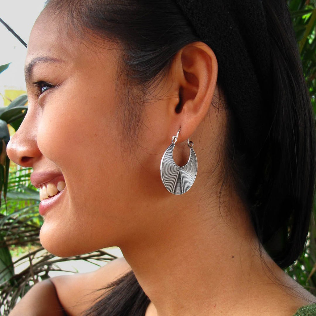 Boucles d'oreilles en argent Spirales N°16 - Itsara bijouxboucles d'oreilles artisanales spirales en argent massif N°16 portées