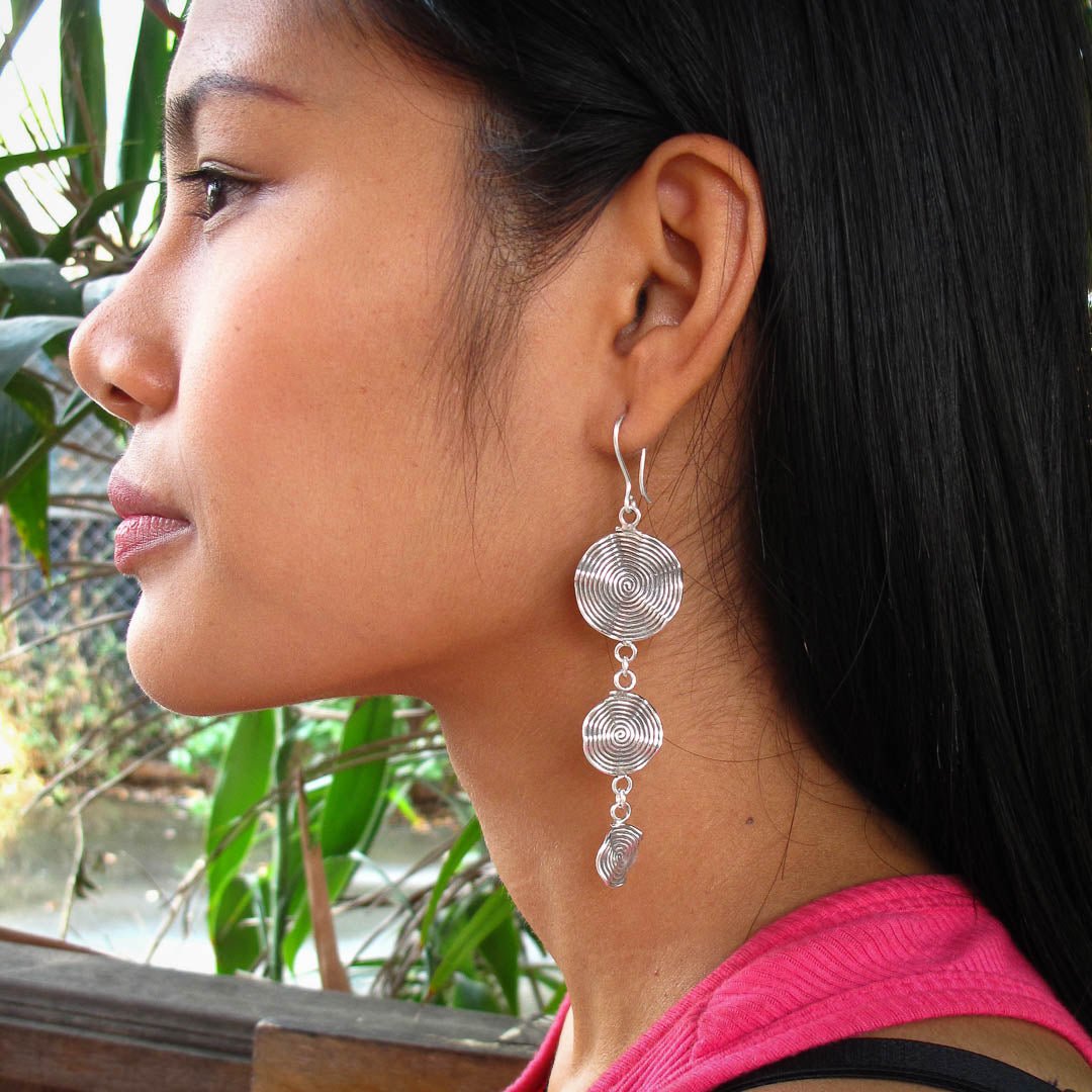 Les boucles d'oreilles en argent 18 pour femme Itsara Bijoux sont élégantes et hypnotiques. Entièrement façonnées à la main, leurs spirales ondulées et patinées vous confèrent un style chic et raffiné - Itsara Bijoux