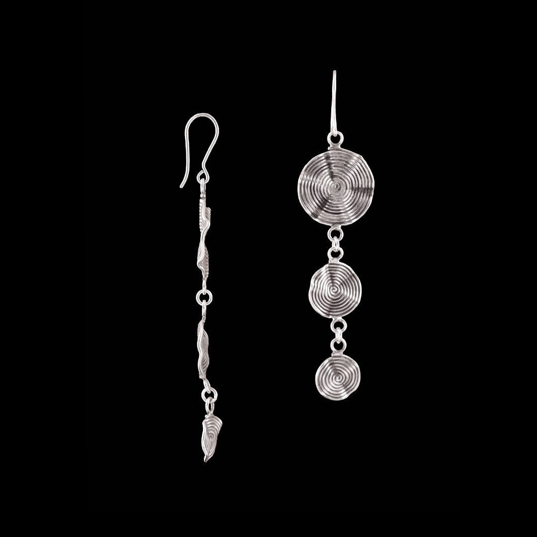 Les boucles d'oreilles n°18  en argent pour femme Itsara Bijoux sont un bijou intemporel. Leurs trois spirales mobiles, réalisées à partir d'un fin fil d'argent, ajoutent une touche de sophistication et dynamisent vos mouvements - Itsara Bijoux