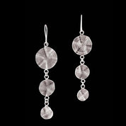 Les boucles d'oreilles n°18 en argent pour femme Itsara Bijoux sont des créations artisanales uniques. Composées de trois spirales ondulées, elles ajoutent un mouvement élégant à votre style et subliment votre port de tête - Itsara Bijoux