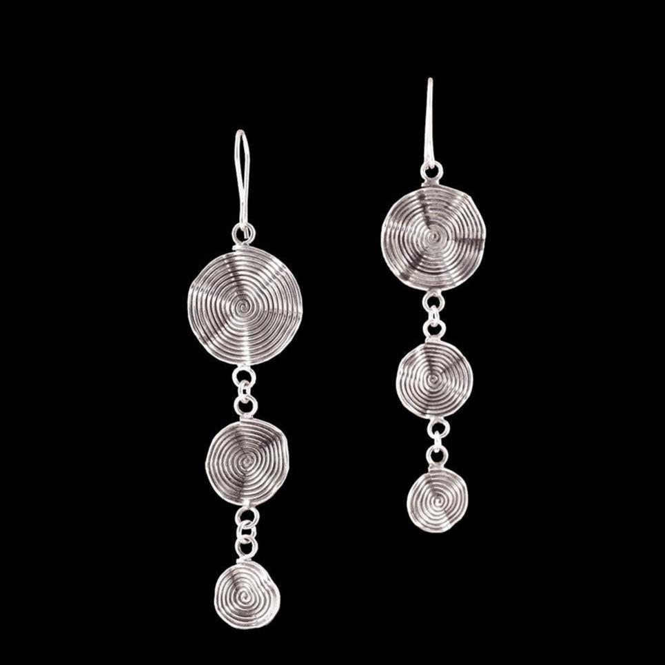 Les boucles d'oreilles n°18 en argent pour femme Itsara Bijoux sont des créations artisanales uniques. Composées de trois spirales ondulées, elles ajoutent un mouvement élégant à votre style et subliment votre port de tête - Itsara Bijoux