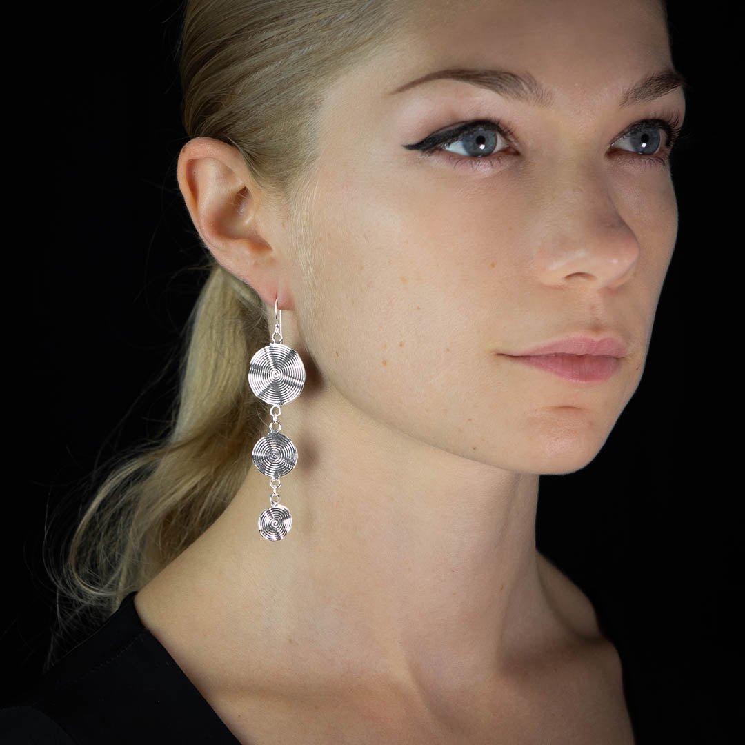  Les boucles d'oreilles n°18 en argent pour femme Itsara Bijoux allient chic et originalité. Les spirales faites à la main, légèrement ondulées, créent un effet hypnotique, renforcé par une belle patine qui met en valeur le design - Itsara Bijoux