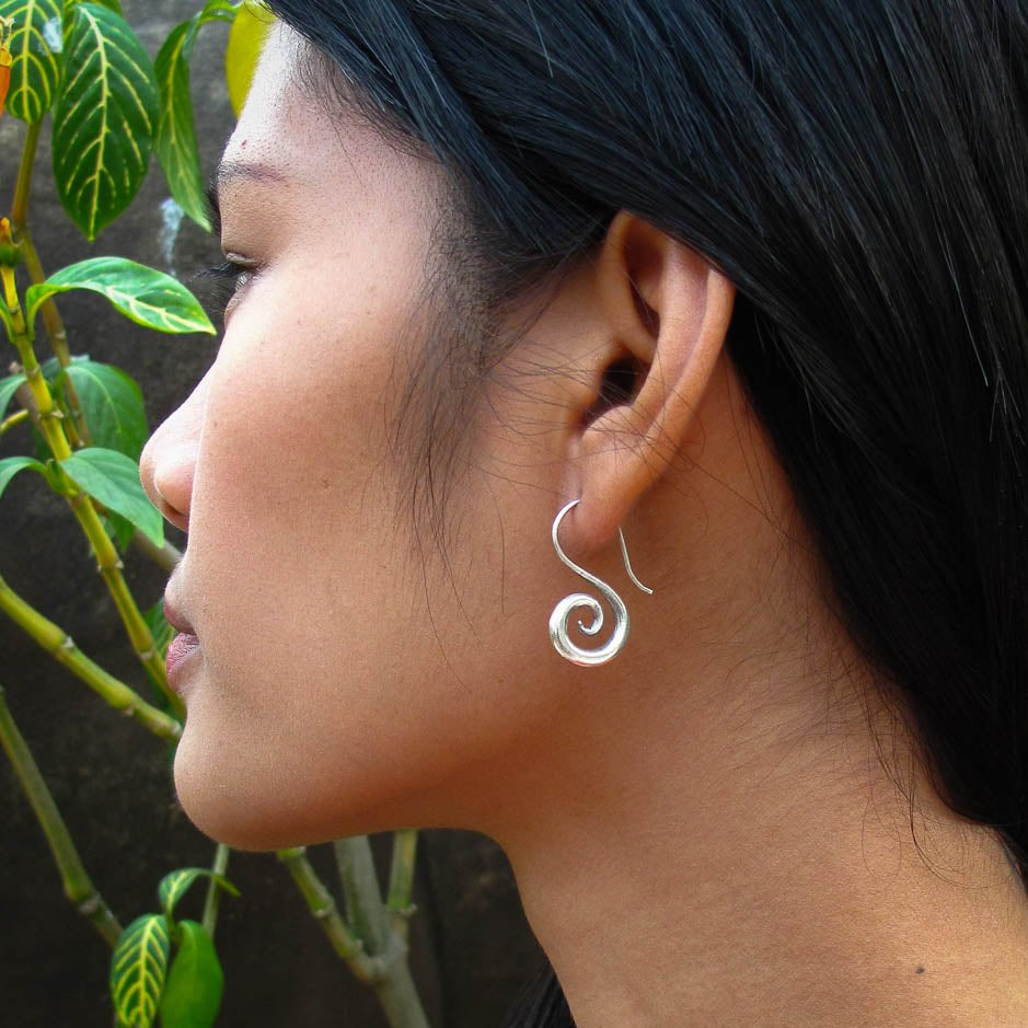 Les boucles d'oreilles N°21 en argent pour femme Itsara Bijoux rappellent les symboles anciens. Leurs spirales, forgées à partir d’un fil d’argent, évoquent les forces naturelles et apportent une touche pure et raffinée à votre style - Itsara Bijoux