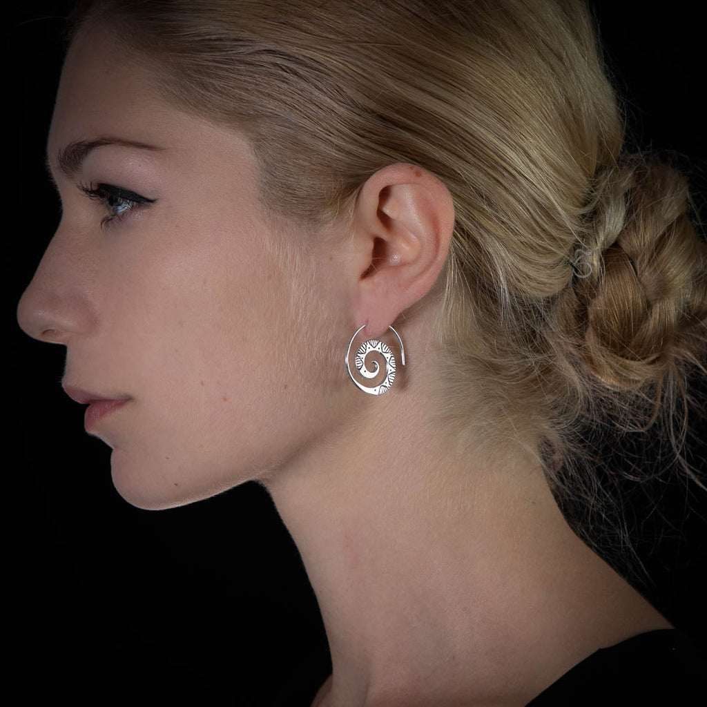 Boucles d'oreilles en argent Spirales N°27 - Itsara bijouxboucles d'oreilles artisanales spirales en argent massif N°27 portées