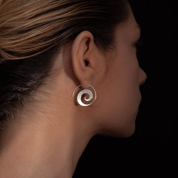 Les boucles d'oreilles en argent pour femme Itsara Bijoux n°28 sont un modèle ancien, entièrement façonné à la main, portant la symbolique profonde de la spirale.
