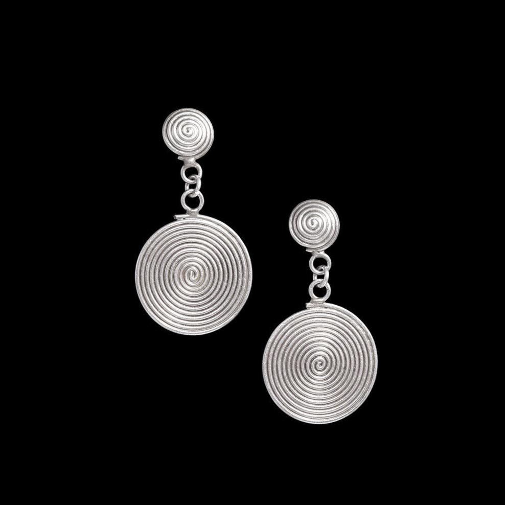 Les boucles d'oreilles en argent pour femme Itsara Bijoux n°54 allient une spirale bombée et une spirale plate mobile, créant un mouvement hypnotique et élégant.

