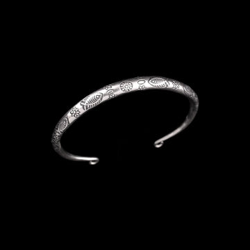 Bracelet en argent N°02 - Itsara bijoux15 cmBracelet rigide N°2 jonc ouvert artisanal en argent massif réalisé en creux et poinçonné de motifs ethniques
