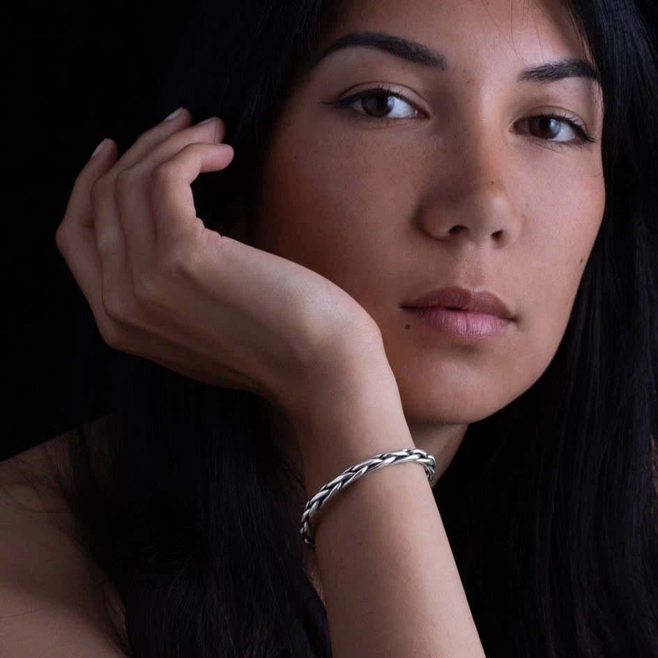 Bracelet N°12 en argent massif réalisé en tressage de fils épais d'argent pur et patiné pour mettre en valeur le travail artisanal - Itsara Bijoux