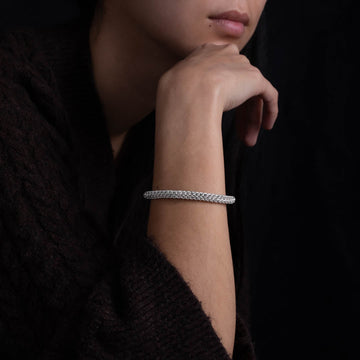 Femme portant un bracelet N°13 en argent massif fait entièrement  la main par les artisans karen - Itsara Bijoux