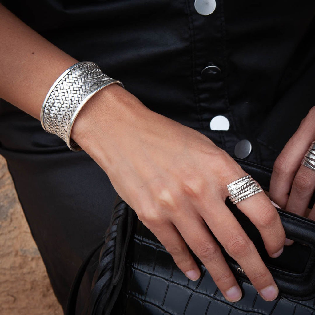 bracelet en argent massif porté par une femme réalisé en tissage de fines lamelles d'argent pur