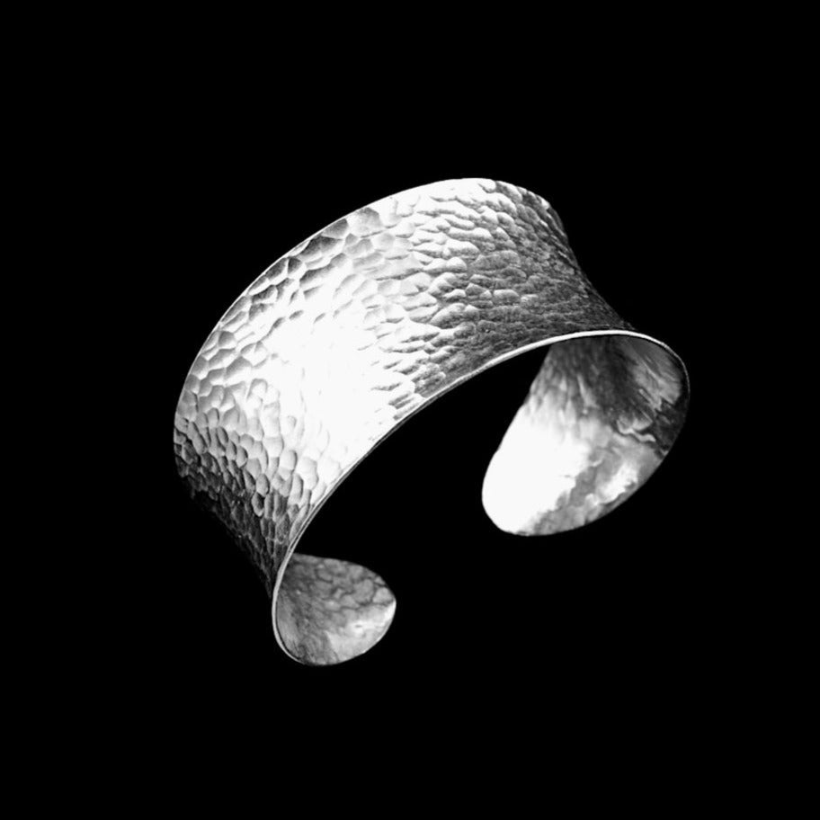 Vue sur le coté d'un bracelet N°20 en argent massif fabriqué entièrement à la main par des artisans pour femme - Itsara Bijoux