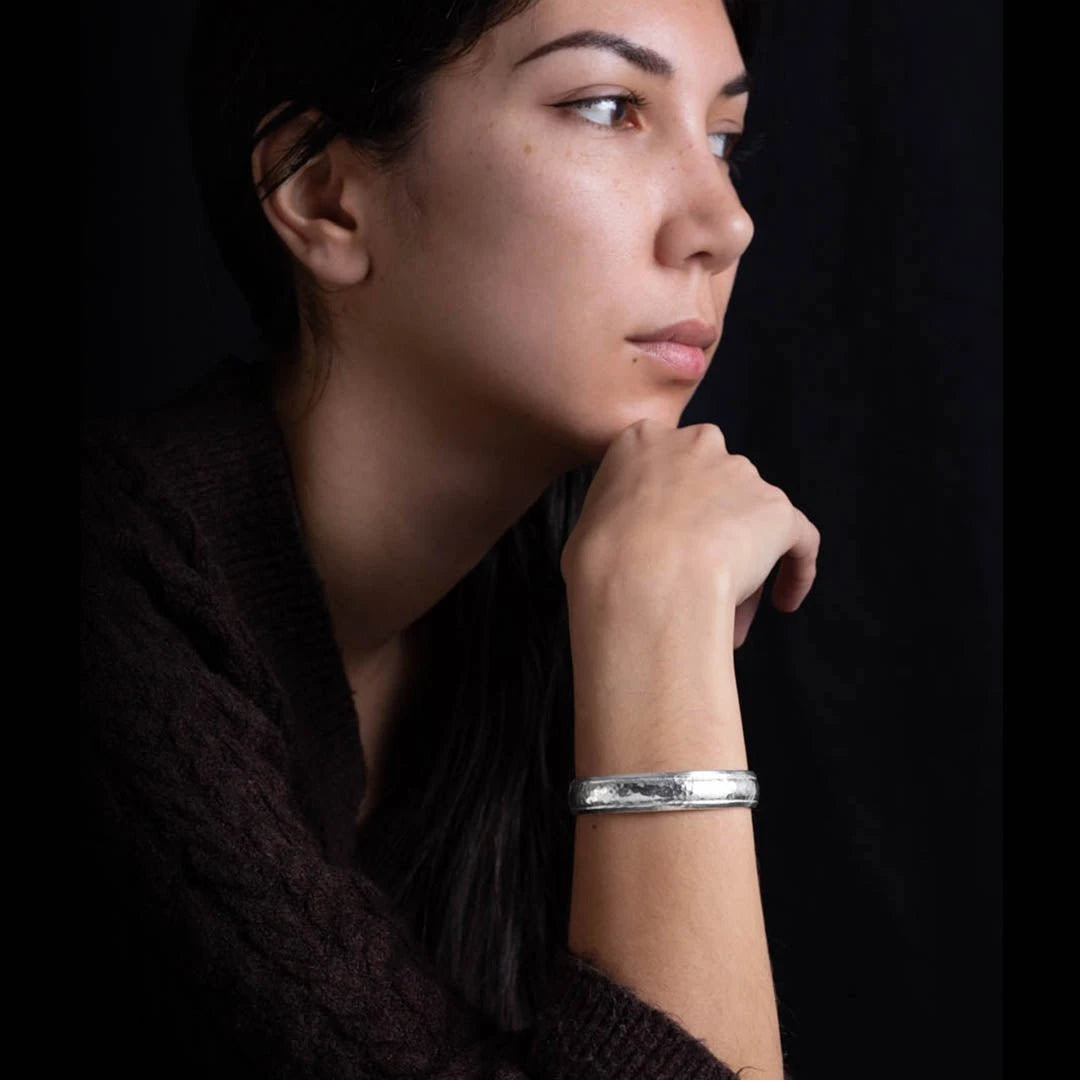 Bracelet en argent N°39 jonc ouvert artisanal brillant en argent massif martelé porté par un modèle féminin - Itsara Bijoux