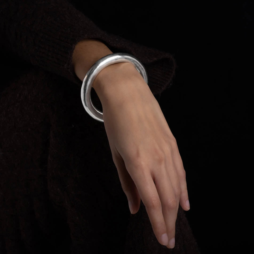 Bracelet en argent N°41 fabriqué entièrement à la main par les artisans de la tribu karen, porté par une femme - Itsara Bijoux