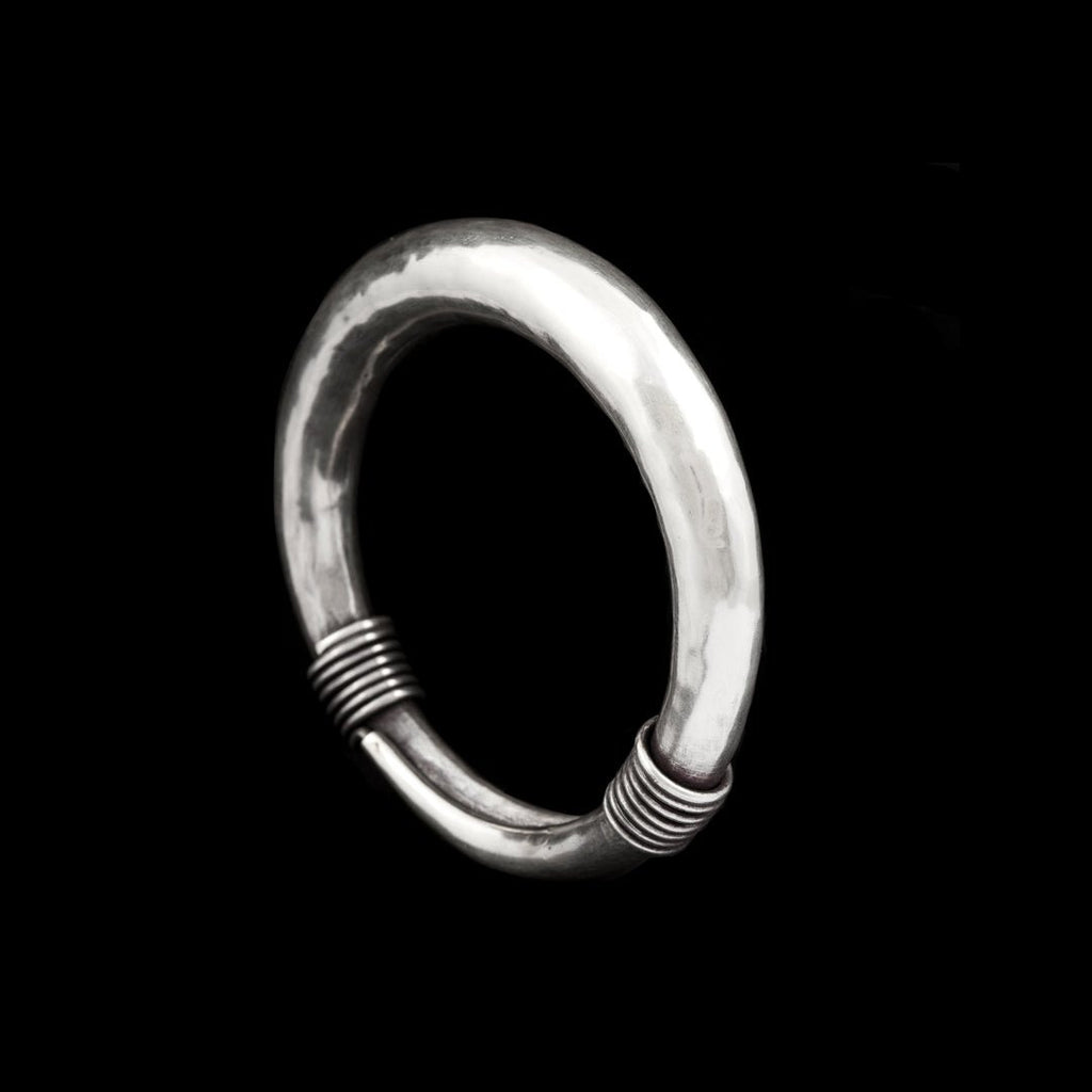 Bracelet en argent N°45 - Itsara bijoux18 cmBracelet rigide anneau N°45 fermé creux artisanal traditionnel patiné en argent massif
