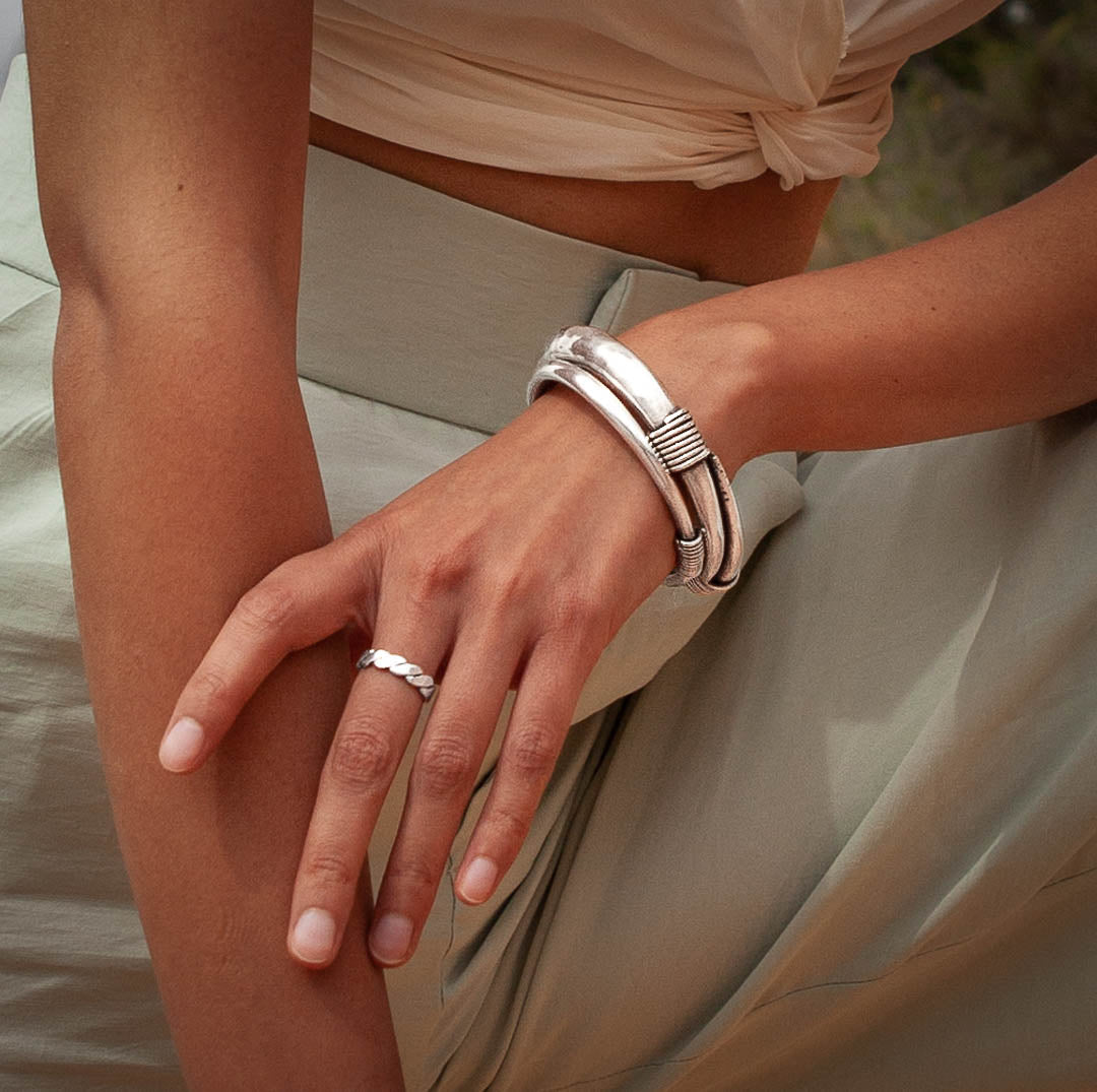 Bracelet en argent N°45  fermé creux artisanal traditionnel patiné en argent massif porté par une femme - Itsara Bijoux