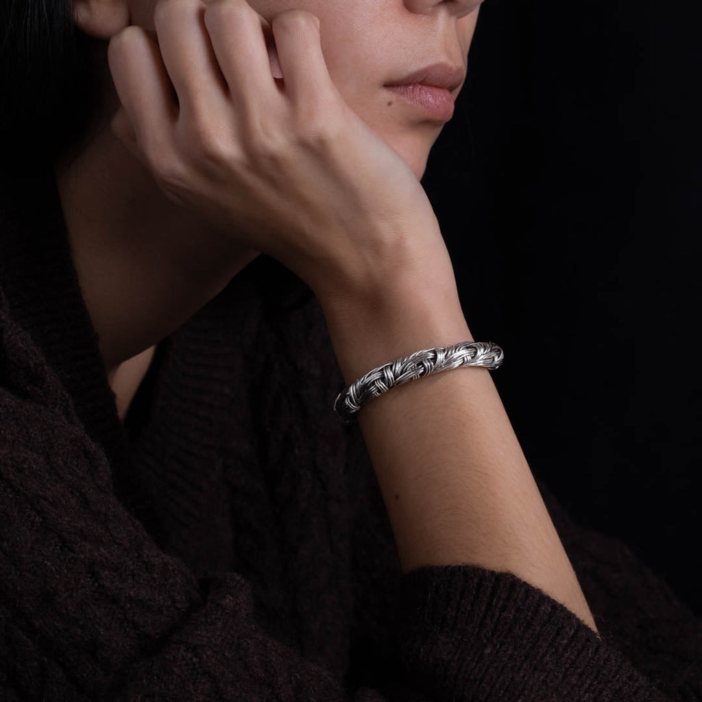 Modèle féminin portant un bracelet N°49 en argent massif fait entièrement à la main - Itsara Bijoux