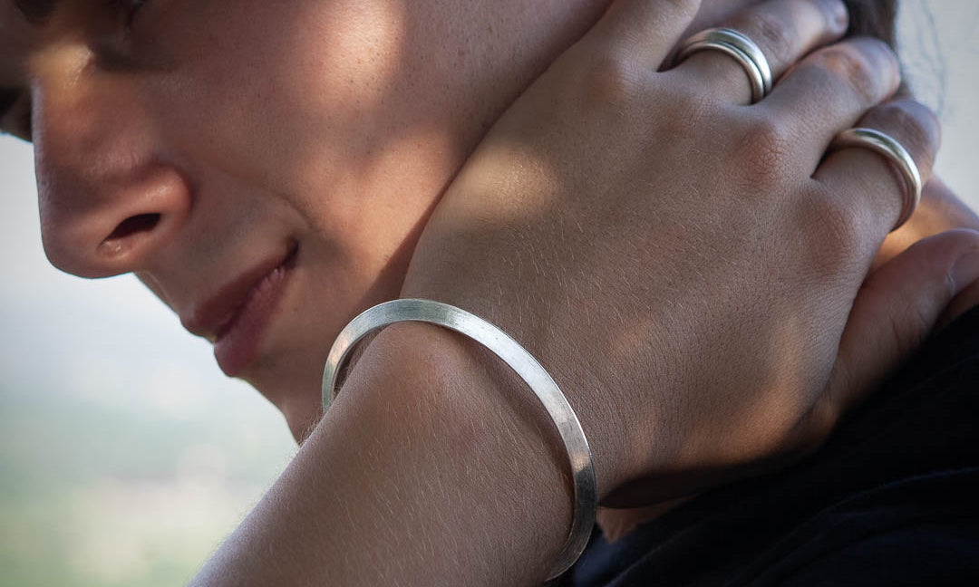 Bracelet N°86 jonc en argent massif N86 pour homme de chez Itsara Bijoux de forme triangulaire et rigide, réalisé artisanalement. Un bijou plein de caractère, sans moulage, affiné jusqu'à l'essentiel pour une élégance intemporelle - Itsara Bijoux