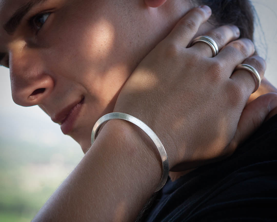 Bracelet N°86 jonc en argent massif N86 pour homme de chez Itsara Bijoux de forme triangulaire et rigide, réalisé artisanalement. Un bijou plein de caractère, sans moulage, affiné jusqu'à l'essentiel pour une élégance intemporelle - Itsara Bijoux