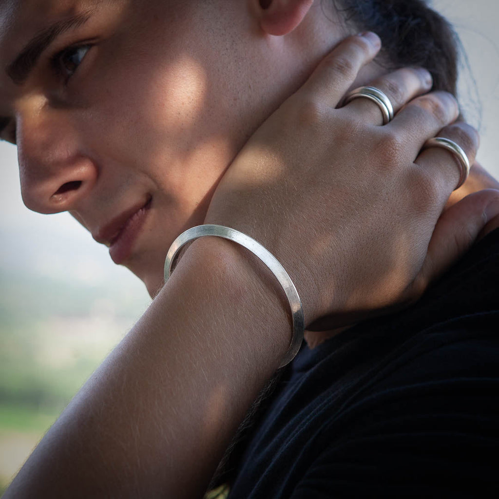 Bracelet N°86 jonc en argent massif N86 pour homme de chez Itsara Bijoux de forme triangulaire et rigide, réalisé artisanalement. Un bijou plein de caractère, sans moulage, affiné jusqu'à l'essentiel pour une élégance intemporelle - Itsara Bijoux