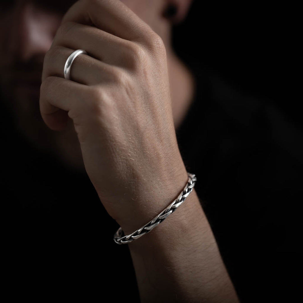 bracelet en argent massif réalisé en tressage de fils épais d'argent pur et patiné pour mettre en valeur le travail artisanal