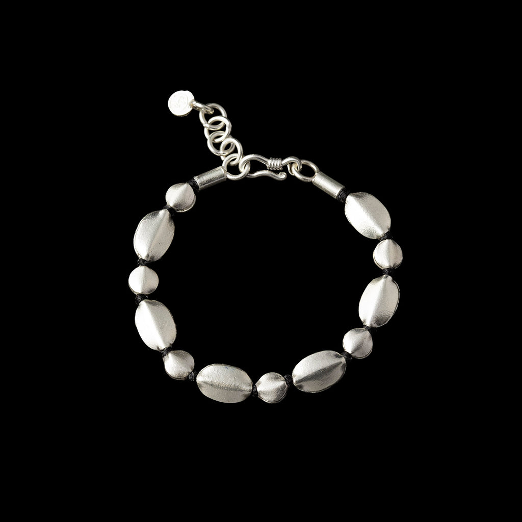Bracelet artisanal souple N°44 en coton ciré avec perles rondes et ovales en argent massif 