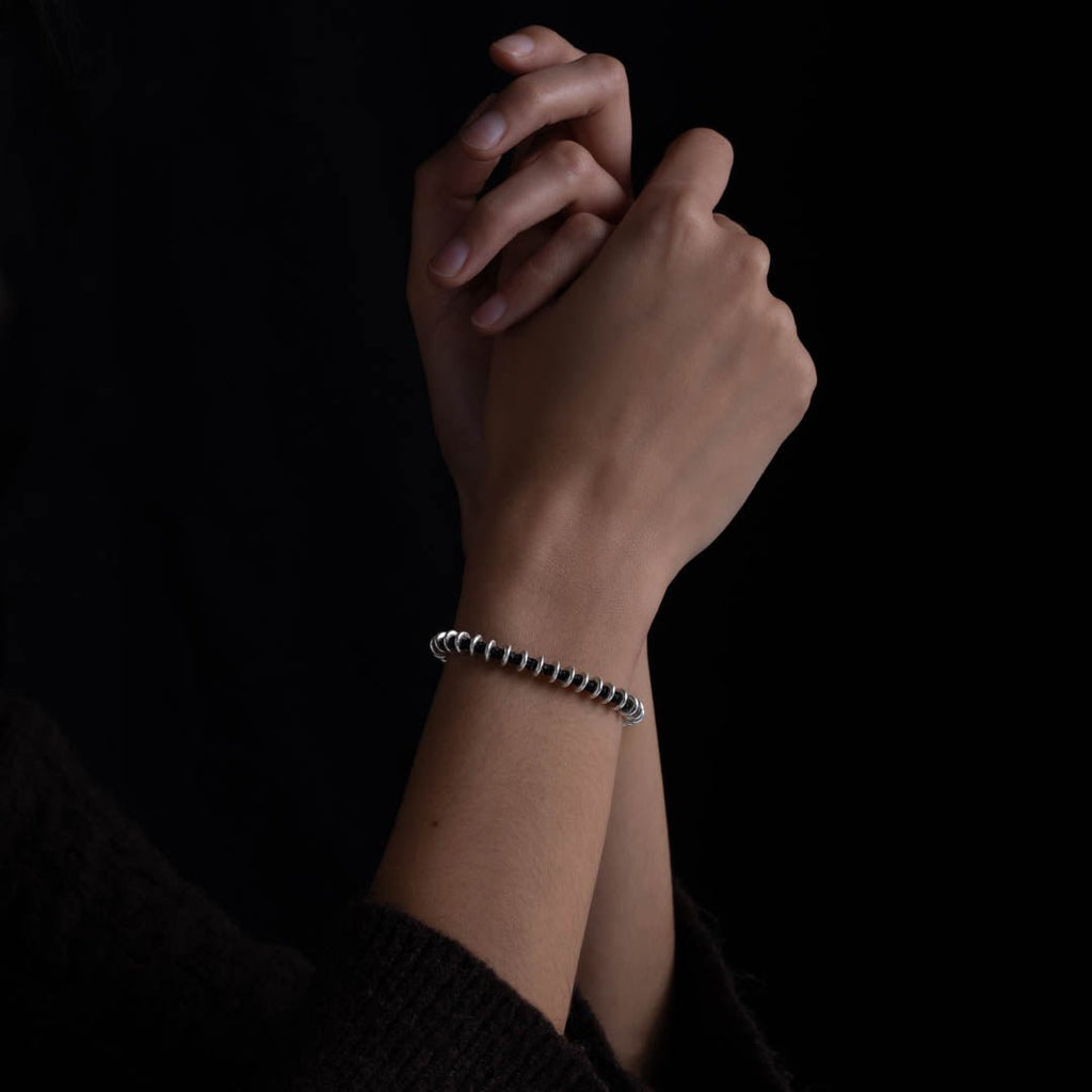 Bracelet souple en argent N°18 - Itsara bijoux13.5 cmBracelet artisanal souple N°18 en coton ciré avec perles en argent massif porté par Valériane