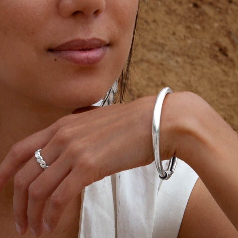 Bracelet Star en argent N°89 - Itsara bijoux16 cmBracelet rigide anneau N°89 fermé creux artisanal traditionnel en argent massif porté par Valériane