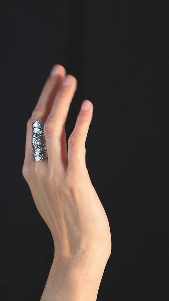 Femme portant une bague en argent massif ethnique 36 avec un design inspiré du culte animiste Karen, hommage à la nature - Itsara bijoux