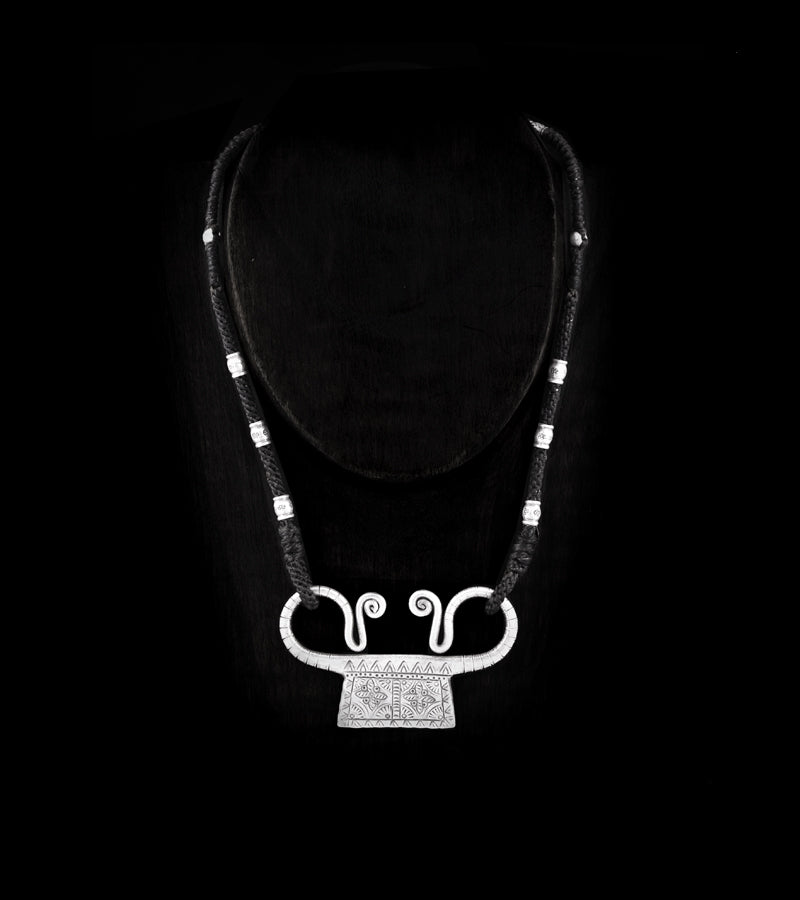 Collier cadenas Hmong artisanal en argent massif avec pendentif géométrique, vue de face.