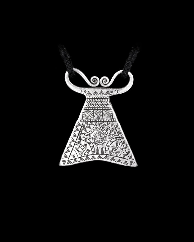 Collier Hmong en argent massif avec pendentif en forme de triangle, orné de motifs géométriques gravés