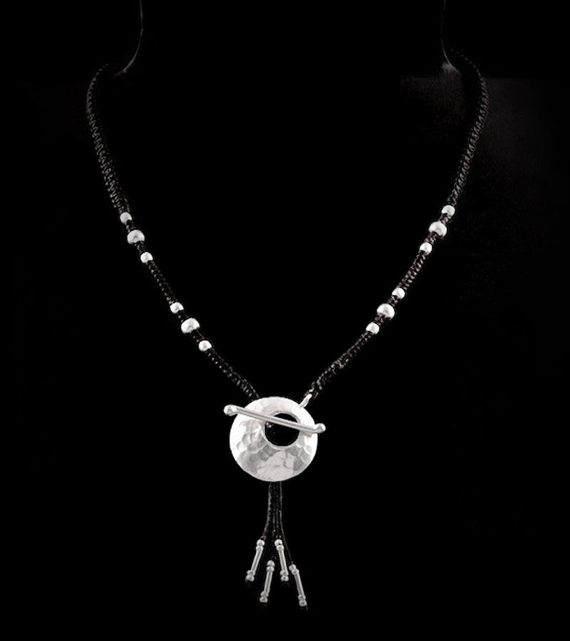 Collier en argent N°10 - Itsara bijouxcollier N° 10 artisanal en macramé avec perles et pendentif en argent pur