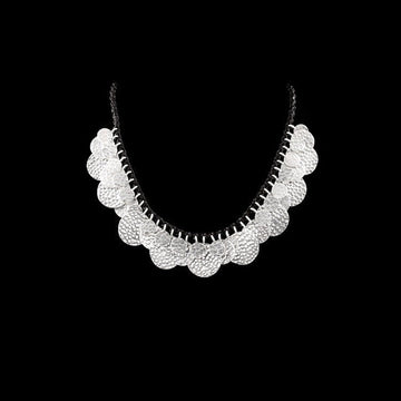 Le collier en argent pour femme Itsara Bijoux N°26 est une chaîne artisanale délicate, composée de maillons ronds et plats ornés de rainures poinçonnées.
